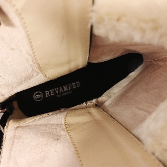 Woman's Ankle booties with a heal - Picture 2 of 4